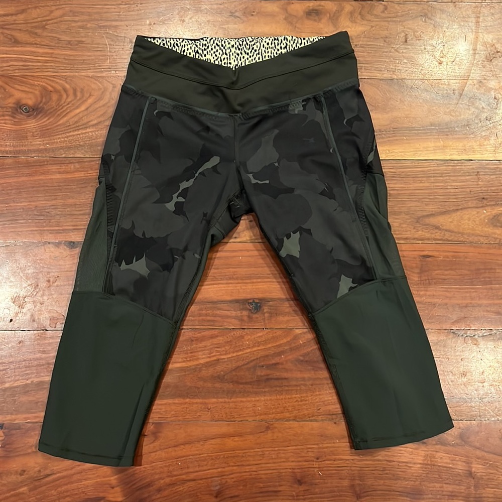 Lululemon Training Tough Crop Camo/Patterned Green Size 6